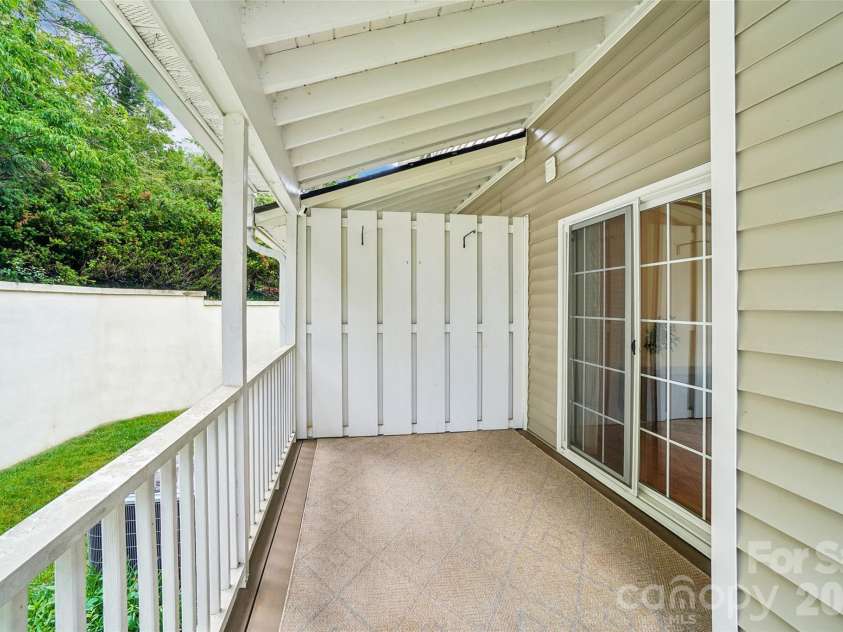 26 Willowick Drive, Asheville, NC 28803.  MLS# CAR4388357, YatesRealty ID 33800. 