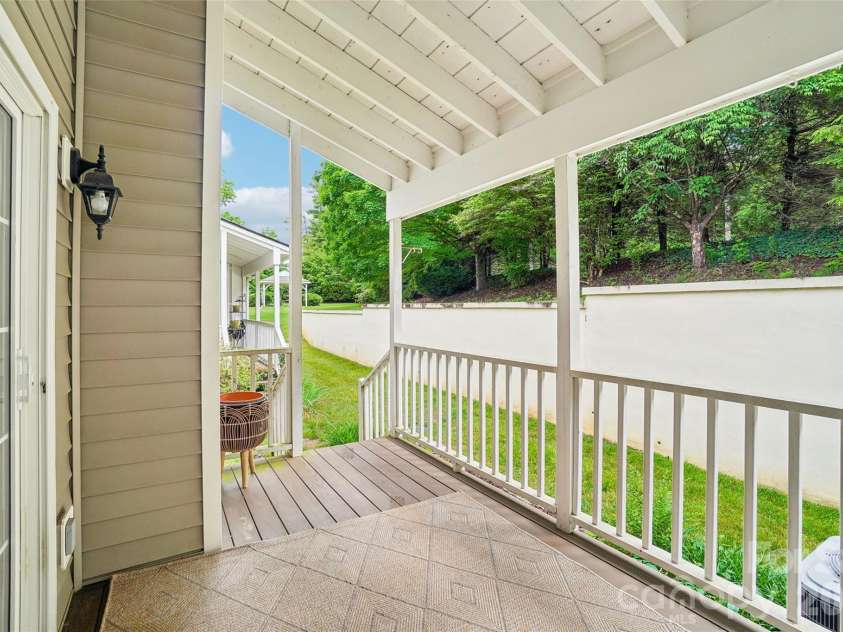 26 Willowick Drive, Asheville, NC 28803.  MLS# CAR4388357, YatesRealty ID 33800. 