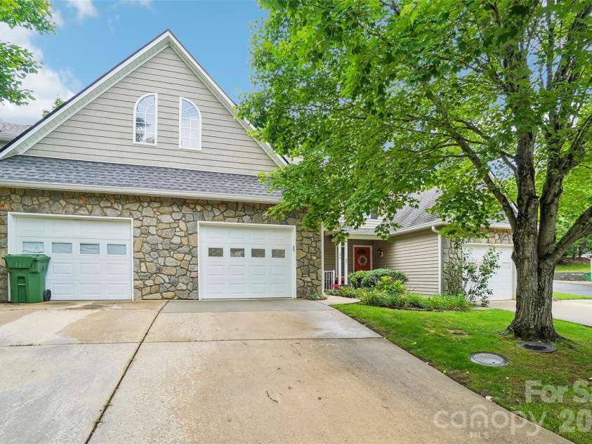 26 Willowick Drive, Asheville, NC 28803.  MLS# CAR4388357, YatesRealty ID 33800. 
