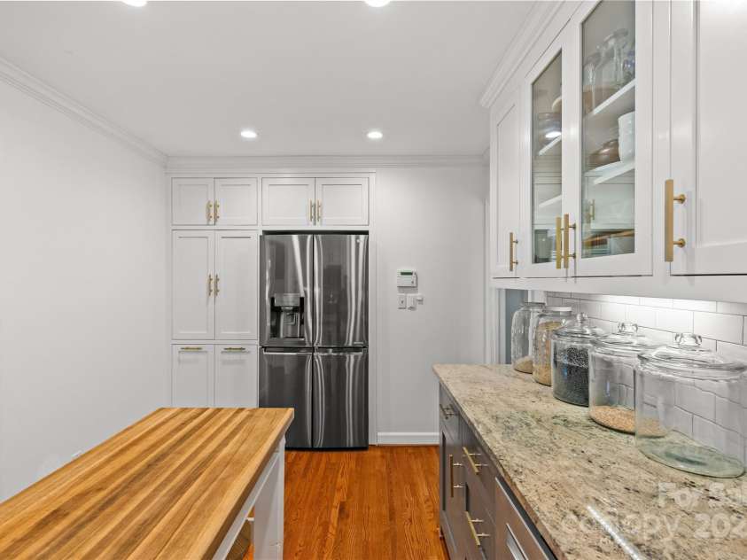 135 Wyanoke Avenue, Charlotte, NC 28205.  MLS# CAR4293275, YatesRealty ID 33801. 