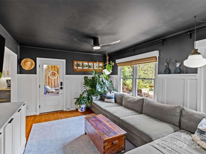 135 Wyanoke Avenue, Charlotte, NC 28205.  MLS# CAR4293275, YatesRealty ID 33801. 