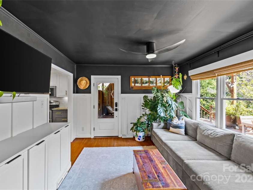 135 Wyanoke Avenue, Charlotte, NC 28205.  MLS# CAR4293275, YatesRealty ID 33801. 