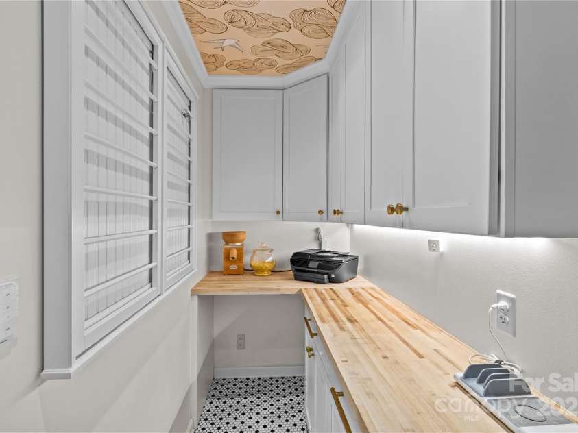 135 Wyanoke Avenue, Charlotte, NC 28205.  MLS# CAR4293275, YatesRealty ID 33801. 