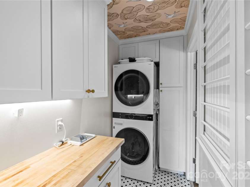 135 Wyanoke Avenue, Charlotte, NC 28205.  MLS# CAR4293275, YatesRealty ID 33801. 