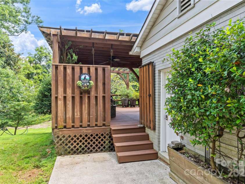 135 Wyanoke Avenue, Charlotte, NC 28205.  MLS# CAR4293275, YatesRealty ID 33801. 