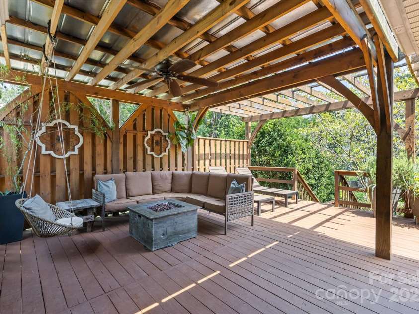 135 Wyanoke Avenue, Charlotte, NC 28205.  MLS# CAR4293275, YatesRealty ID 33801. 