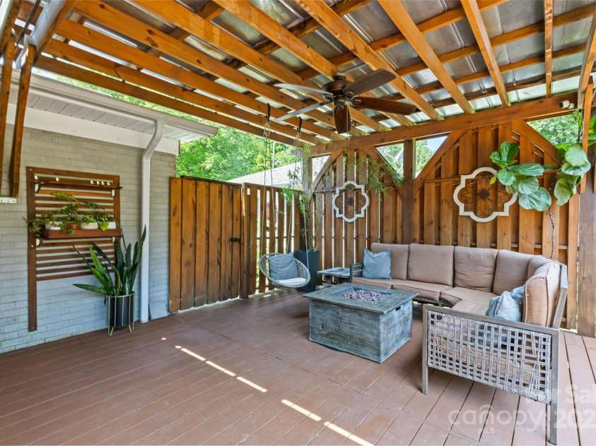 135 Wyanoke Avenue, Charlotte, NC 28205.  MLS# CAR4293275, YatesRealty ID 33801. 