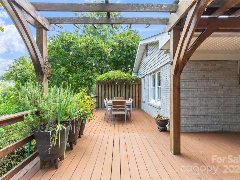 135 Wyanoke Avenue, Charlotte, NC 28205.  MLS# CAR4293275, YatesRealty ID 33801. 