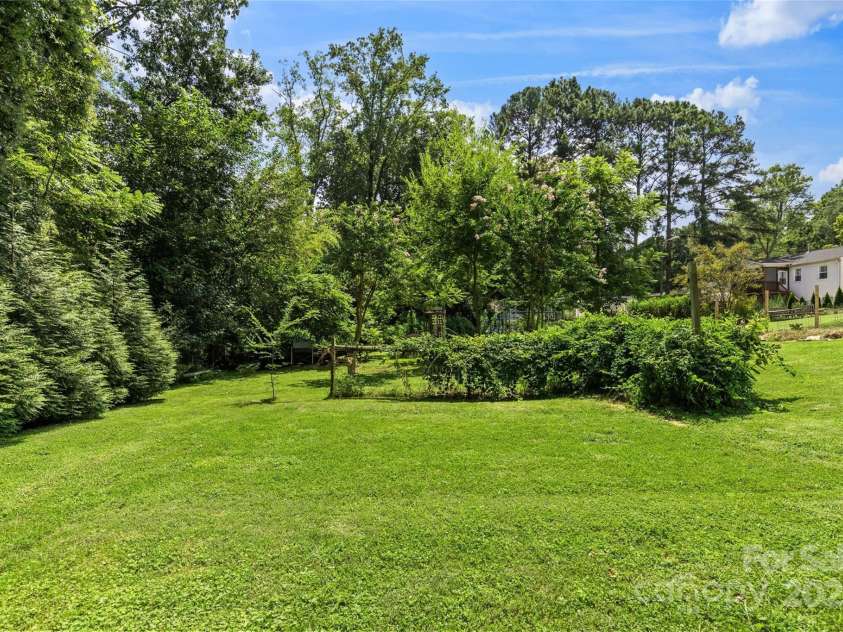 135 Wyanoke Avenue, Charlotte, NC 28205.  MLS# CAR4293275, YatesRealty ID 33801. 