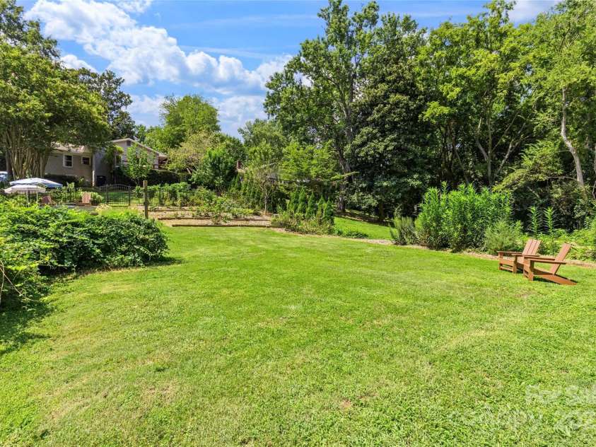 135 Wyanoke Avenue, Charlotte, NC 28205.  MLS# CAR4293275, YatesRealty ID 33801. 