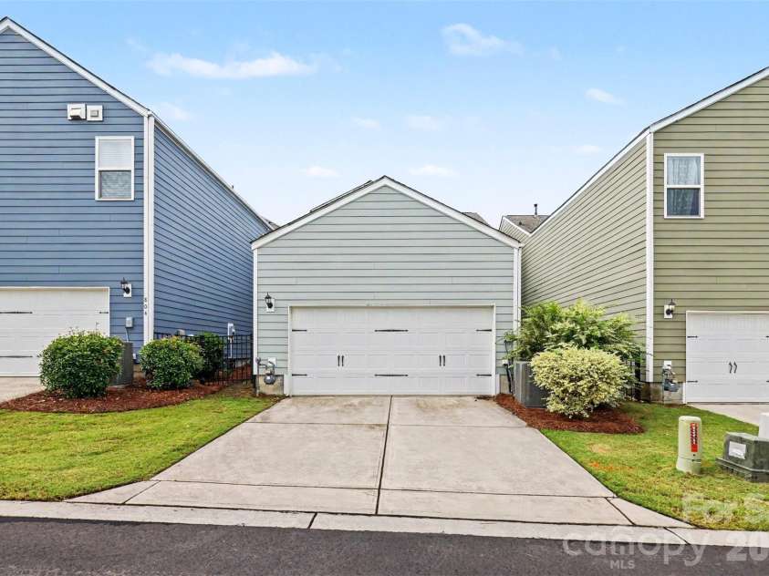 808 Lyndon Station Drive, Pineville, NC 28134.  MLS# CAR4391345, YatesRealty ID 33802. 
