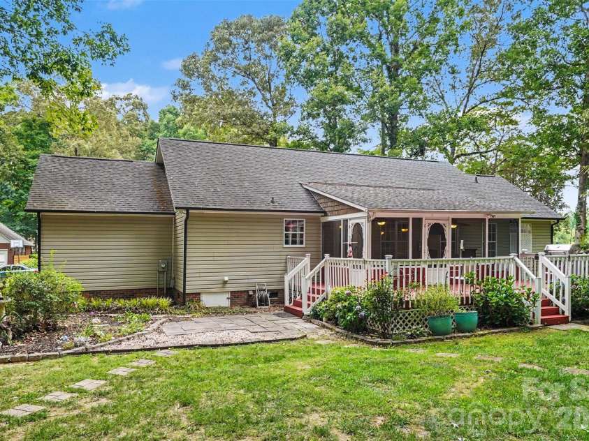 6007 Charlton Oaks Drive, Waxhaw, NC 28173.  MLS# CAR4395428, YatesRealty ID 33803. Beautiful back yard and deck