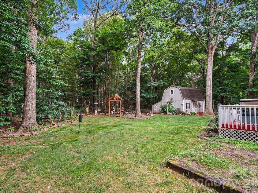 6007 Charlton Oaks Drive, Waxhaw, NC 28173.  MLS# CAR4395428, YatesRealty ID 33803. Beautiful backyard