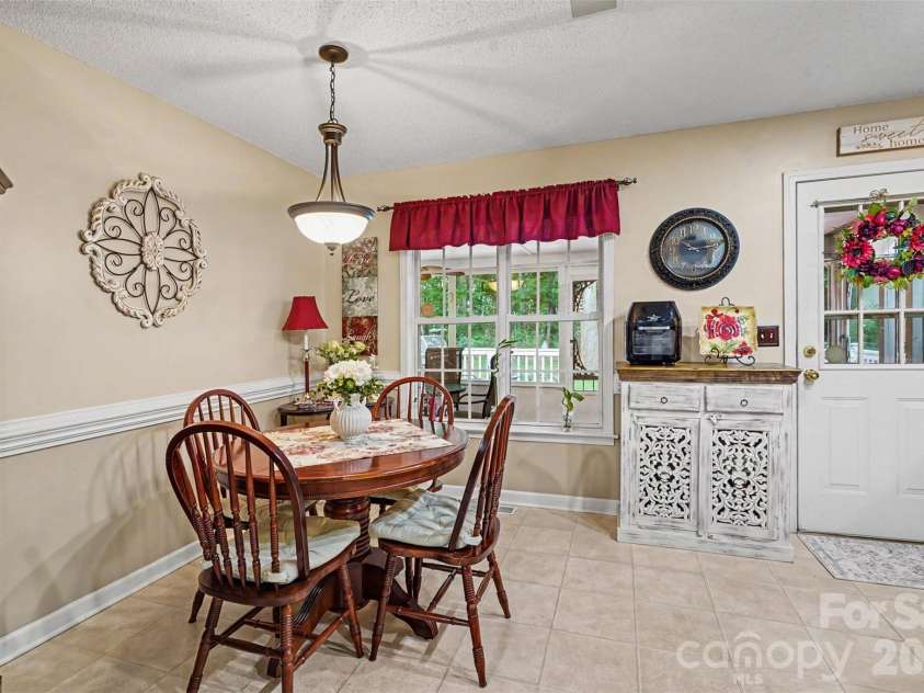 6007 Charlton Oaks Drive, Waxhaw, NC 28173.  MLS# CAR4395428, YatesRealty ID 33803. Eat-in kitchen