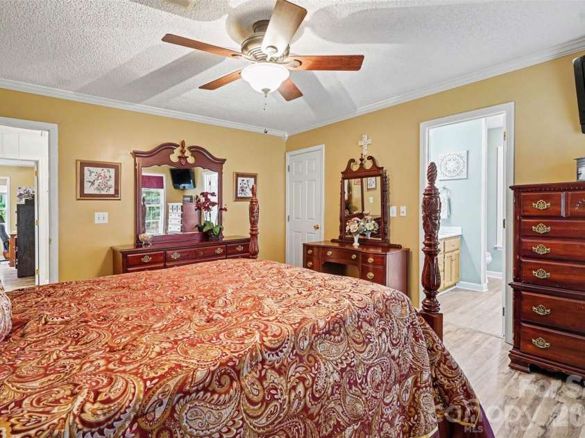 6007 Charlton Oaks Drive, Waxhaw, NC 28173.  MLS# CAR4395428, YatesRealty ID 33803. Primary bedroom