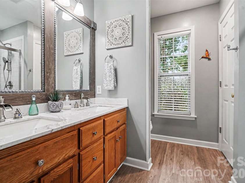6007 Charlton Oaks Drive, Waxhaw, NC 28173.  MLS# CAR4395428, YatesRealty ID 33803. Primary Ensuite