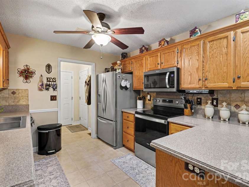 6007 Charlton Oaks Drive, Waxhaw, NC 28173.  MLS# CAR4395428, YatesRealty ID 33803. Spacious kitchen