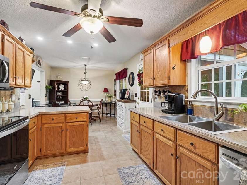 6007 Charlton Oaks Drive, Waxhaw, NC 28173.  MLS# CAR4395428, YatesRealty ID 33803. Spacious kitchen