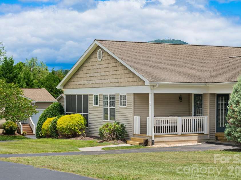 107 Cottage Loop, Waynesville, NC 28785.  MLS# CAR4397940, YatesRealty ID 33805. 