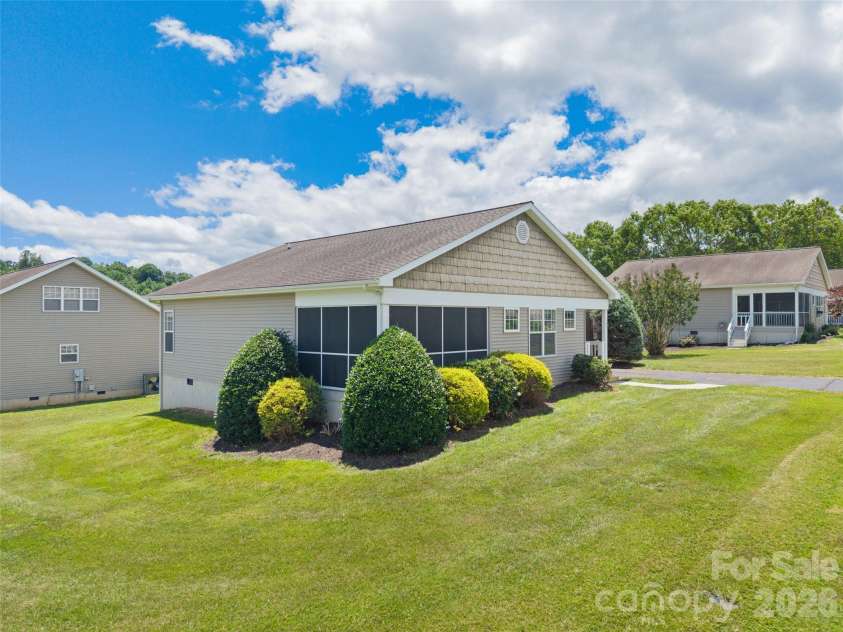 107 Cottage Loop, Waynesville, NC 28785.  MLS# CAR4397940, YatesRealty ID 33805. 