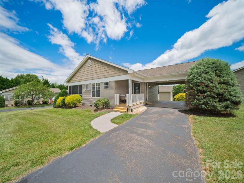 107 Cottage Loop, Waynesville, NC 28785.  MLS# CAR4397940, YatesRealty ID 33805. 