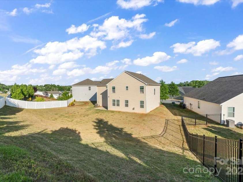 9533 Silverdale Lane, Charlotte, NC 28269.  MLS# CAR4257239, YatesRealty ID 33805. 