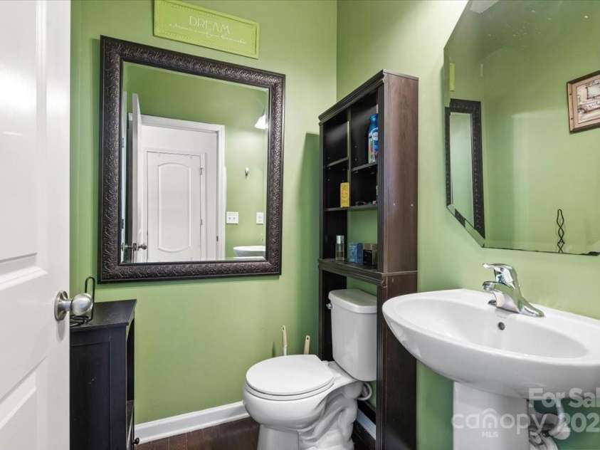 9533 Silverdale Lane, Charlotte, NC 28269.  MLS# CAR4257239, YatesRealty ID 33805. Half bath