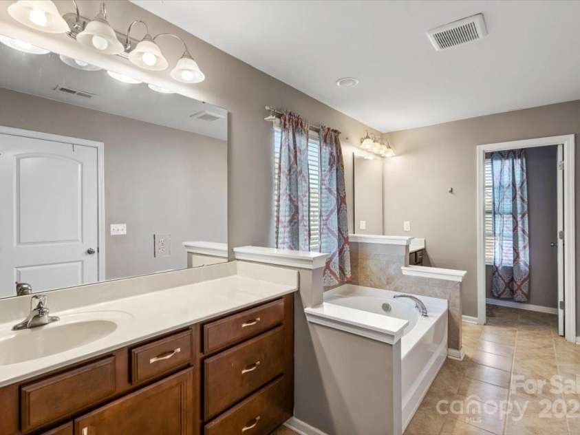9533 Silverdale Lane, Charlotte, NC 28269.  MLS# CAR4257239, YatesRealty ID 33805. Primary bath