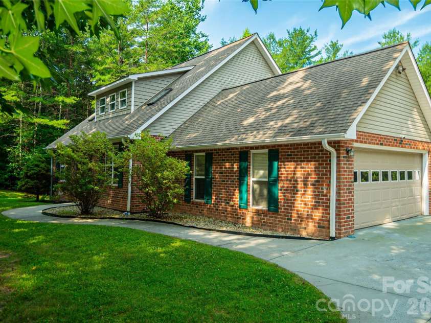 1518 Southpointe Drive, Morganton, NC 28655.  MLS# CAR4397240, YatesRealty ID 33809. 