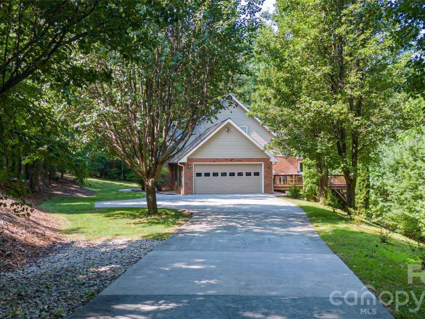 1518 Southpointe Drive, Morganton, NC 28655.  MLS# CAR4397240, YatesRealty ID 33809. 