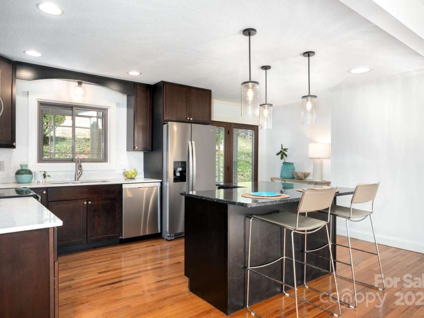 145 Stratford Road, Asheville, NC 28804.  MLS# CAR4239165, YatesRealty ID 3381. Eat-In Kitchen