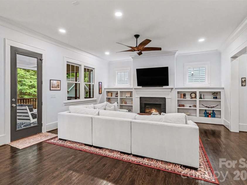 1615 Main Street, Charlotte, NC 28204.  MLS# CAR4386358, YatesRealty ID 33811. 