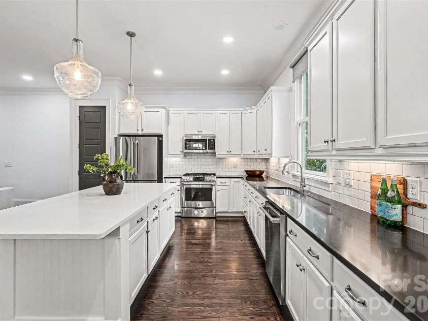 1615 Main Street, Charlotte, NC 28204.  MLS# CAR4386358, YatesRealty ID 33811. 