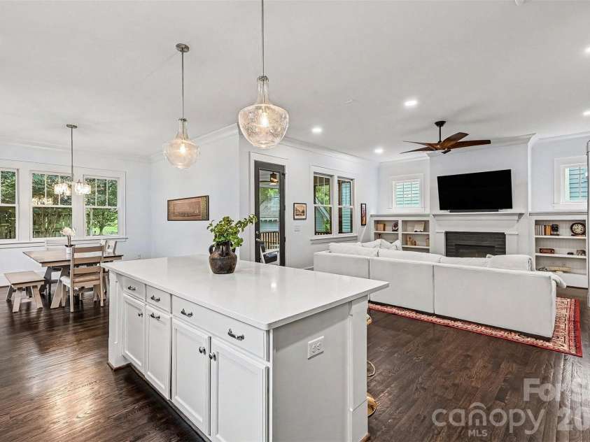 1615 Main Street, Charlotte, NC 28204.  MLS# CAR4386358, YatesRealty ID 33811. 