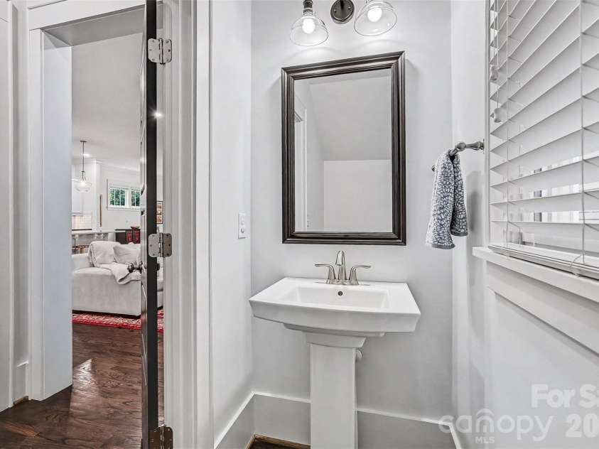 1615 Main Street, Charlotte, NC 28204.  MLS# CAR4386358, YatesRealty ID 33811. 