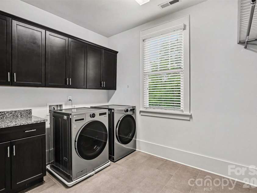 1615 Main Street, Charlotte, NC 28204.  MLS# CAR4386358, YatesRealty ID 33811. 