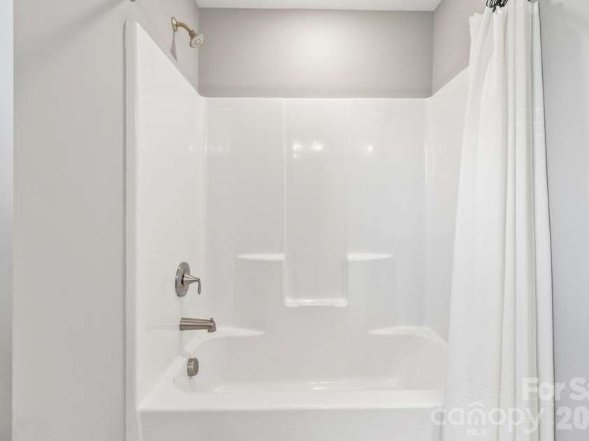 139 Wade Eaton Drive, Mocksville, NC 27028.  MLS# CAR4396137, YatesRealty ID 33812. Second bath tub