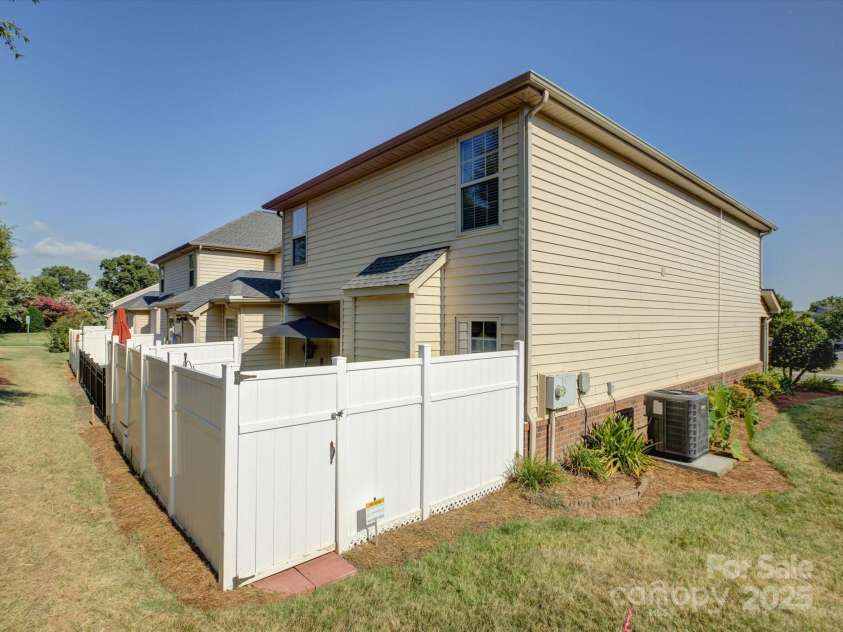 2042 Oxford Heights, Fort Mill, SC 29715.  MLS# CAR4284314, YatesRealty ID 33812. 