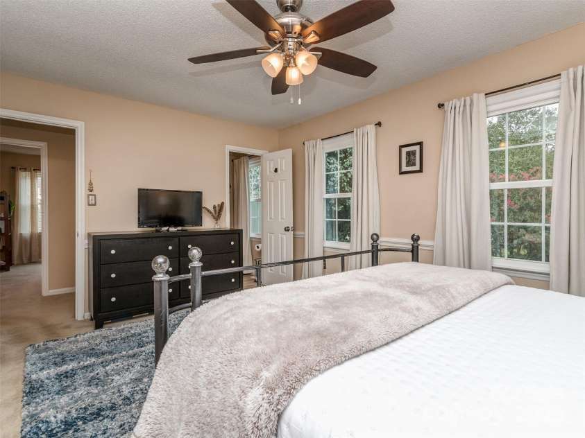 8715 Parkchester Drive, Charlotte, NC 28277.  MLS# CAR4288901, YatesRealty ID 33815. 2nd floor Primary Suite with Chair Rail, Closet, & Updated Bath
