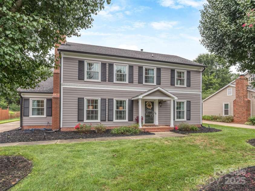 8715 Parkchester Drive, Charlotte, NC 28277.  MLS# CAR4288901, YatesRealty ID 33815. A meticulously maintained cul-de-sac home with a lovely back yard & detached 2 car garage.