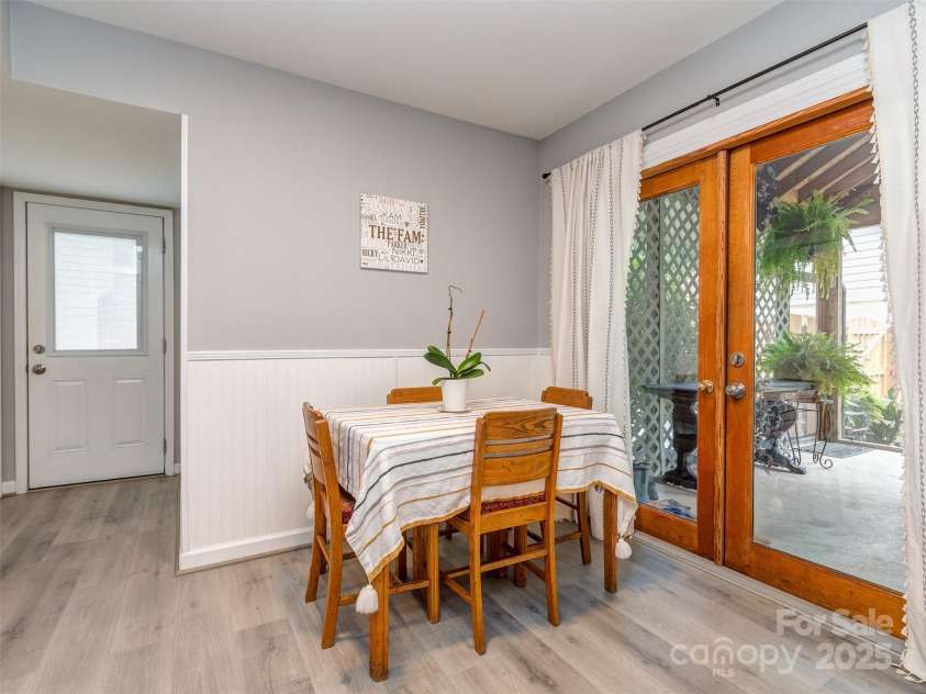 8715 Parkchester Drive, Charlotte, NC 28277.  MLS# CAR4288901, YatesRealty ID 33815. Breakfast Areas with French doors to the screened porch, & laminate wood floors.