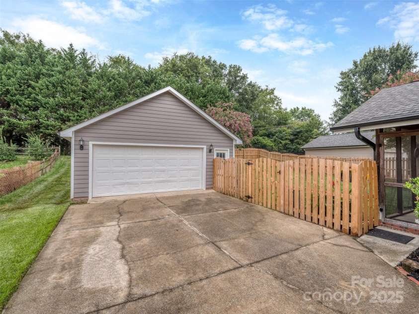 8715 Parkchester Drive, Charlotte, NC 28277.  MLS# CAR4288901, YatesRealty ID 33815. Detached 2 Car Garage