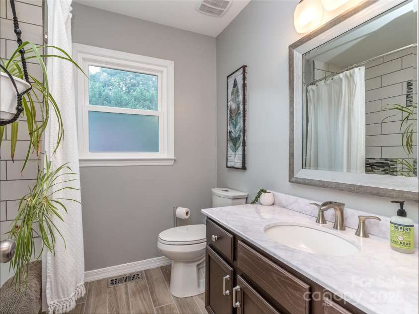 8715 Parkchester Drive, Charlotte, NC 28277.  MLS# CAR4288901, YatesRealty ID 33815. Large Updated Guest Bath with Quartz Vanity, Tile Flooring, & Custom Subway Tile  Bath/Shower.