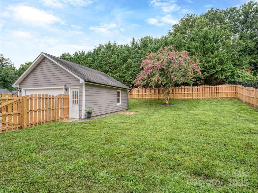 8715 Parkchester Drive, Charlotte, NC 28277.  MLS# CAR4288901, YatesRealty ID 33815. Private Rear yard with New Privacy Fence