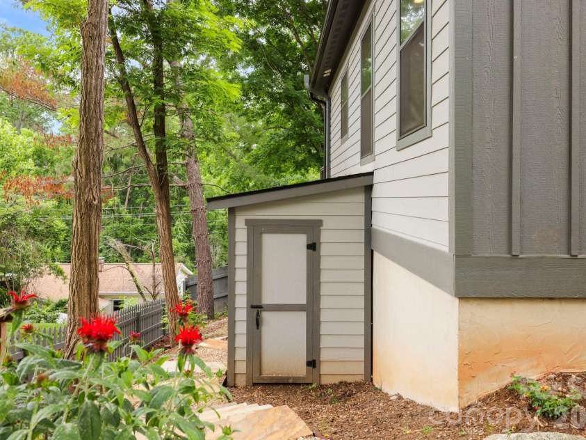 31 Lilac Street, Asheville, NC 28806.  MLS# CAR4389371, YatesRealty ID 33816. 