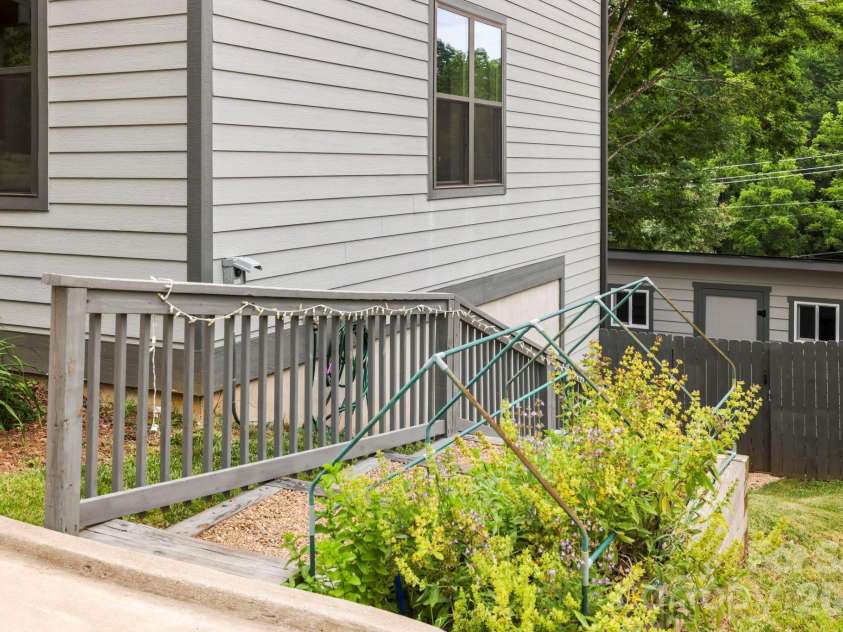 31 Lilac Street, Asheville, NC 28806.  MLS# CAR4389371, YatesRealty ID 33816. 