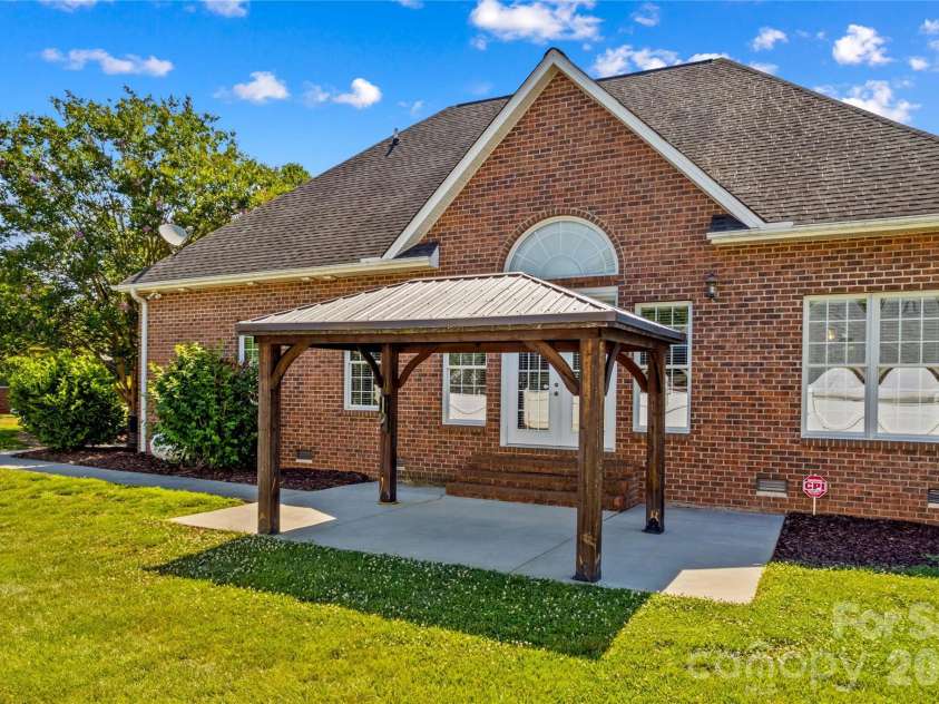 185 Upper Oak Drive, Statesville, NC 28625.  MLS# CAR4397137, YatesRealty ID 33818. 
