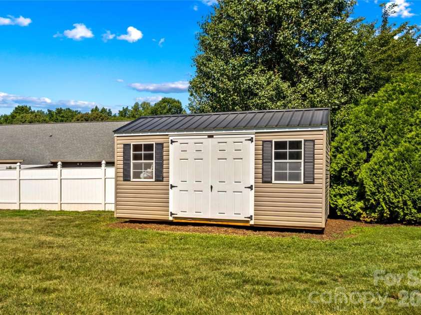 185 Upper Oak Drive, Statesville, NC 28625.  MLS# CAR4397137, YatesRealty ID 33818. 