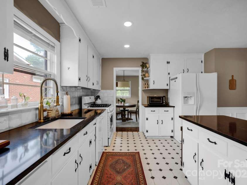 1227 Barkley Road, Charlotte, NC 28209.  MLS# CAR4294679, YatesRealty ID 33819. 