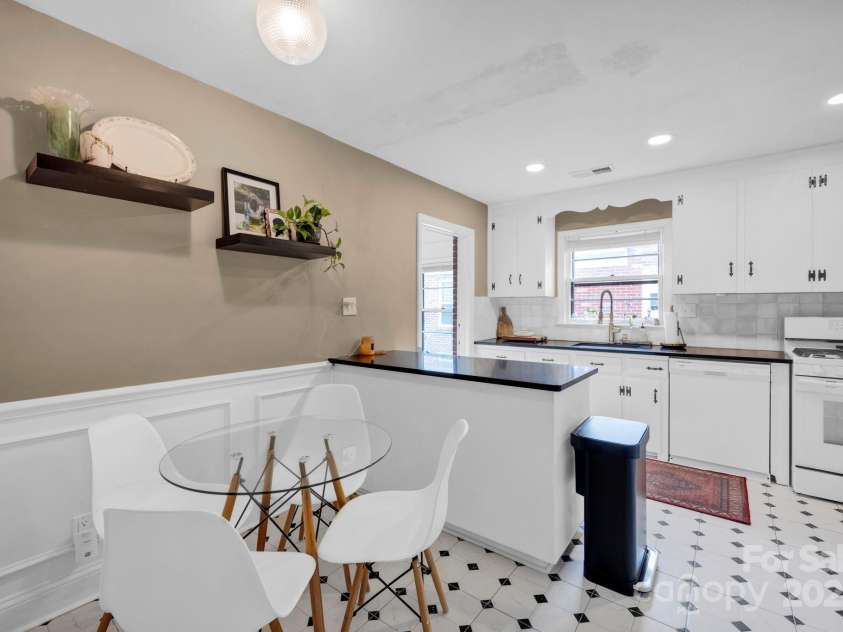 1227 Barkley Road, Charlotte, NC 28209.  MLS# CAR4294679, YatesRealty ID 33819. 